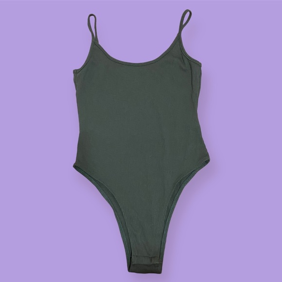 GRAY LOW-BACK RIBBED BODYSUIT 🩱🛍️ - Picture 1 of 4